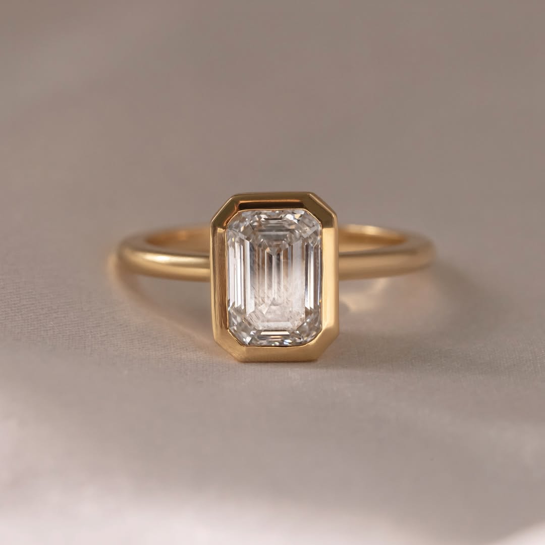 2.0 CT Emerald E/VS1 CVD Diamond Bezel Style Engagement Ring