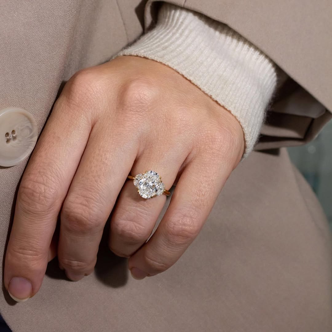 2.50 CT Oval F/VS2 CVD Diamond Three Stone Style Engagement Ring