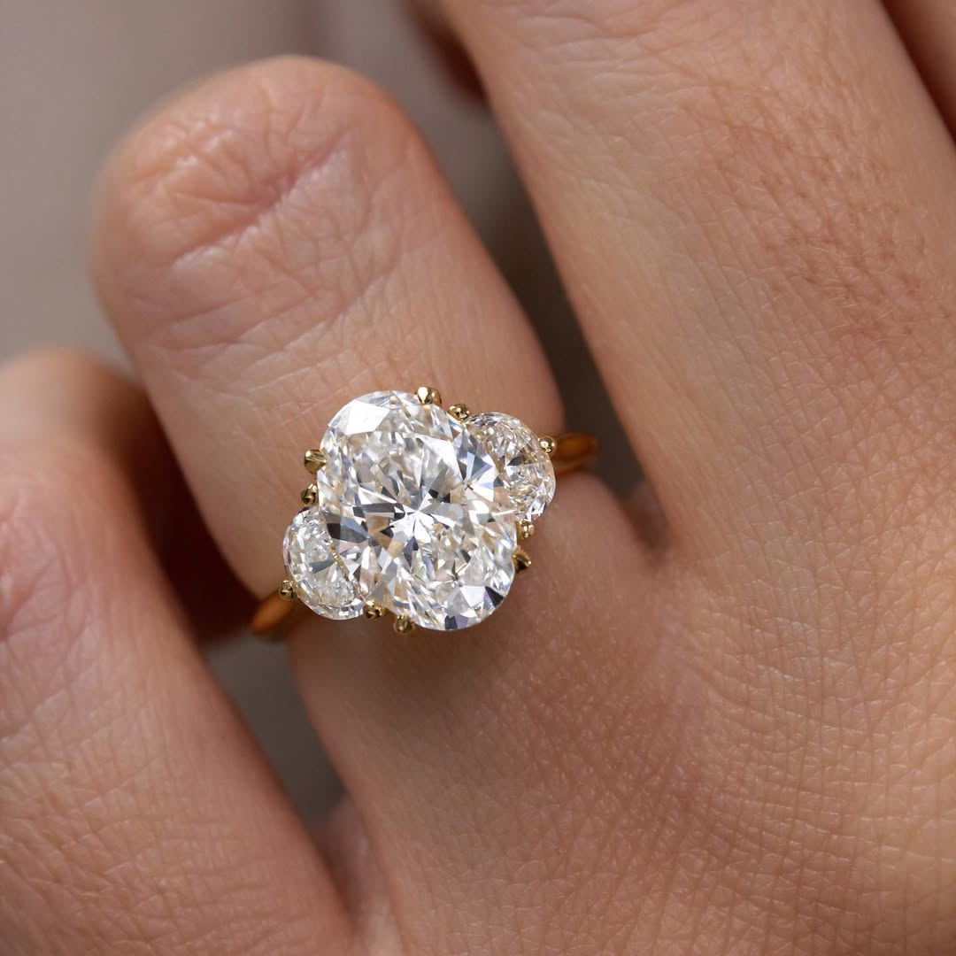 2.50 CT Oval F/VS2 CVD Diamond Three Stone Style Engagement Ring