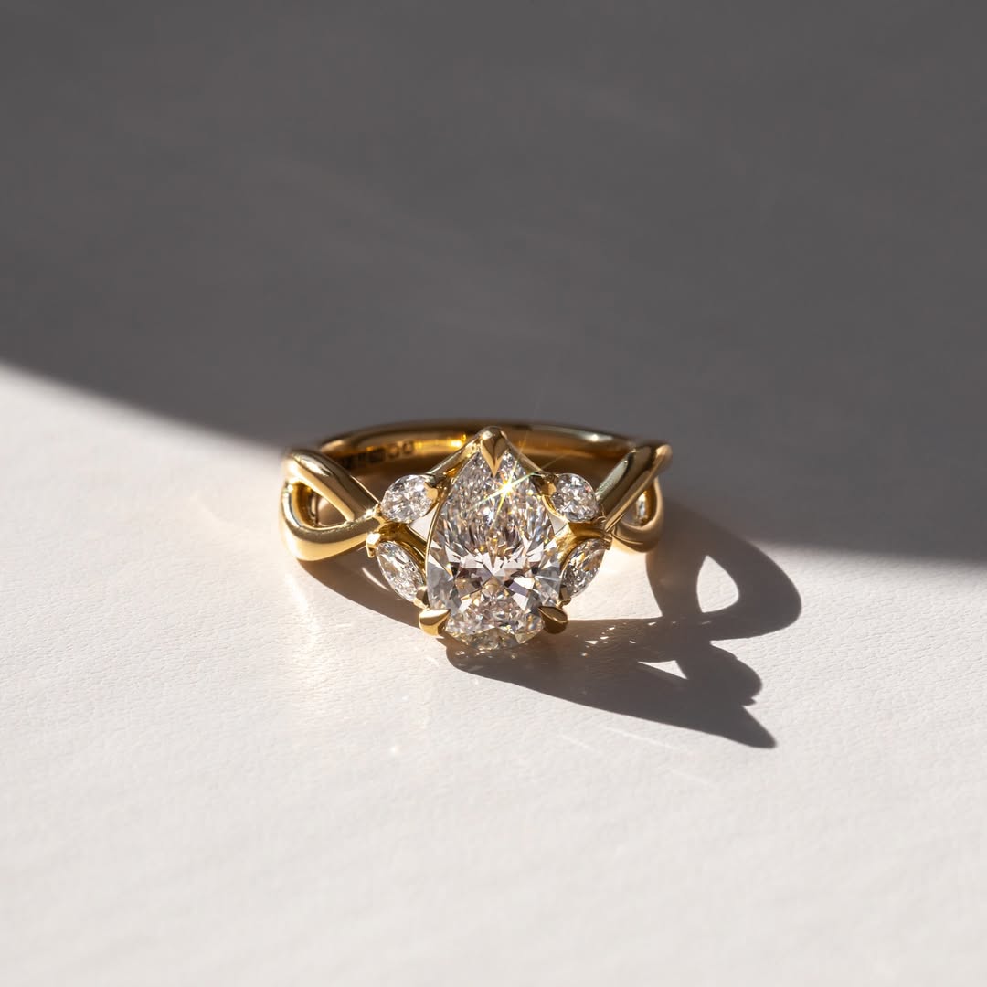 1.20 CT Pear D/VS1 CVD Diamond Cross Over Style Engagement Ring