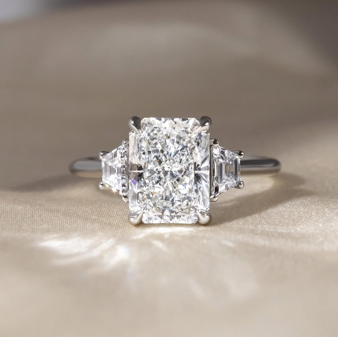 3.0 CT Radiant F/VS2 CVD Diamond Three Stone Style Engagement Ring