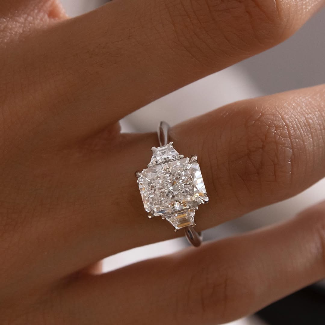 3.0 CT Radiant F/VS2 CVD Diamond Three Stone Style Engagement Ring