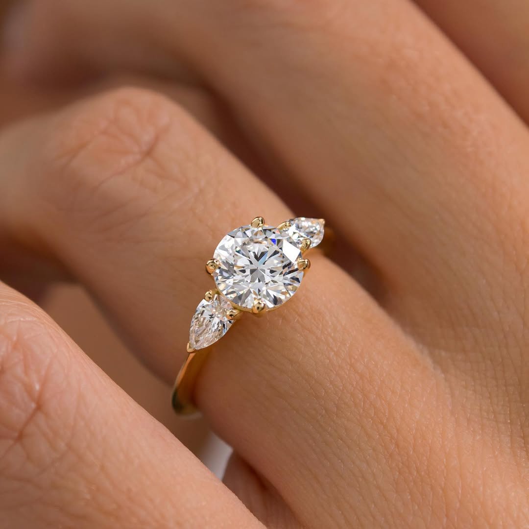 1.0 CT Round F/VS2 CVD Diamond Three Stone Style Engagement Ring