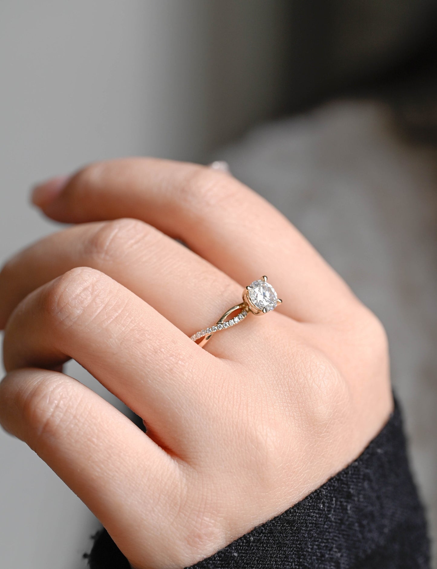 1.5 CT Round Cut Twisted Moissanite Engagement Ring