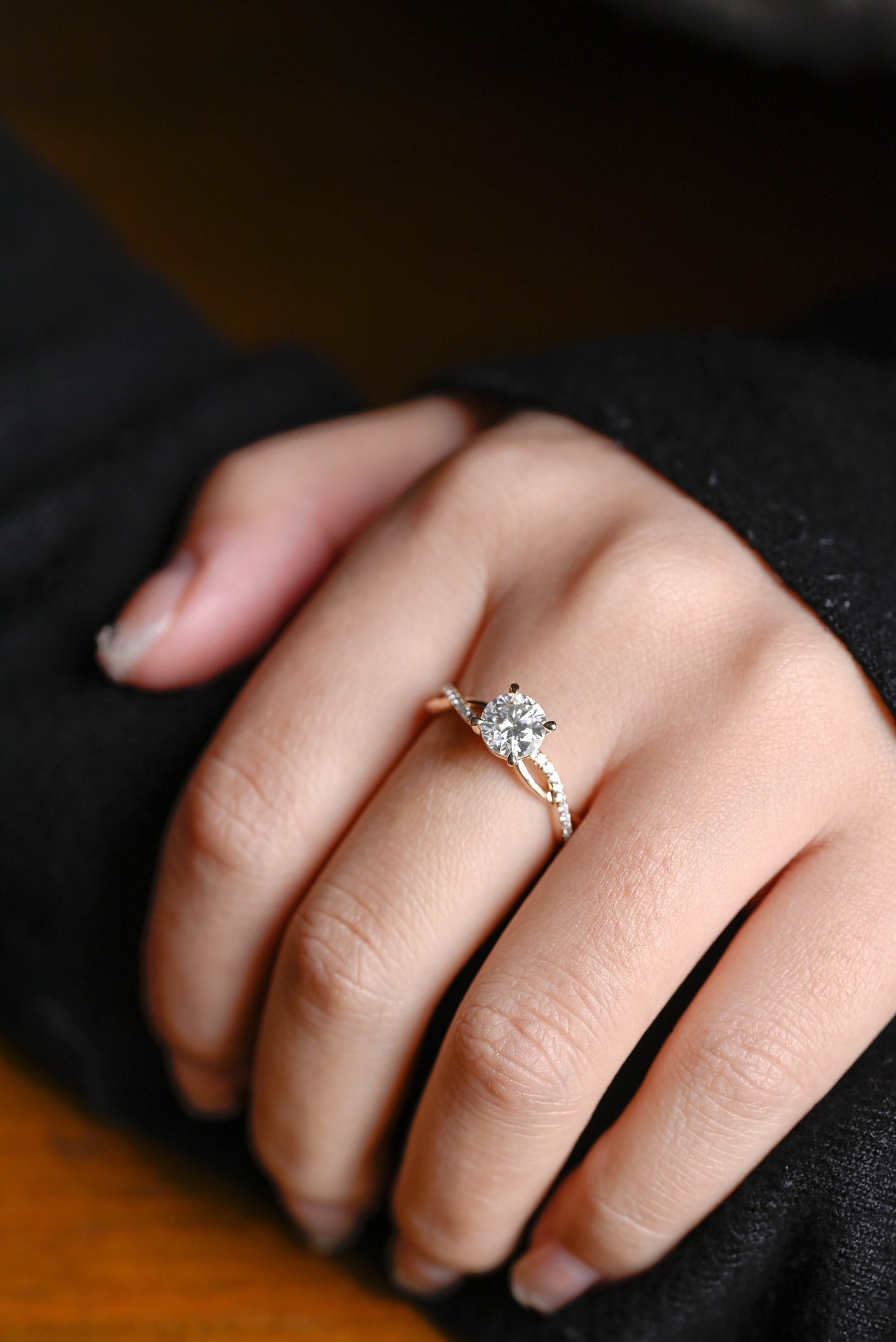 1.5 CT Round Cut Twisted Moissanite Engagement Ring