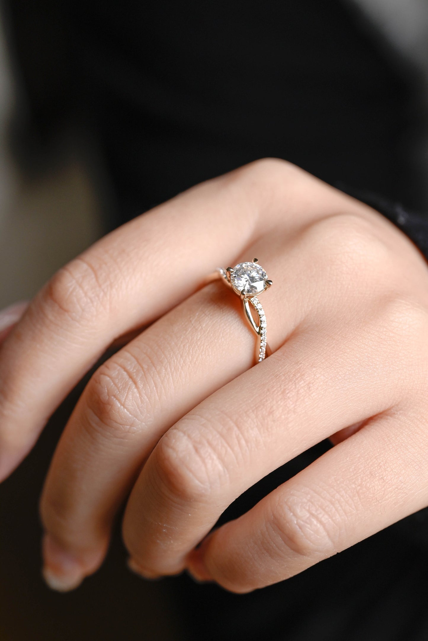 1.5 CT Round Cut Twisted Moissanite Engagement Ring