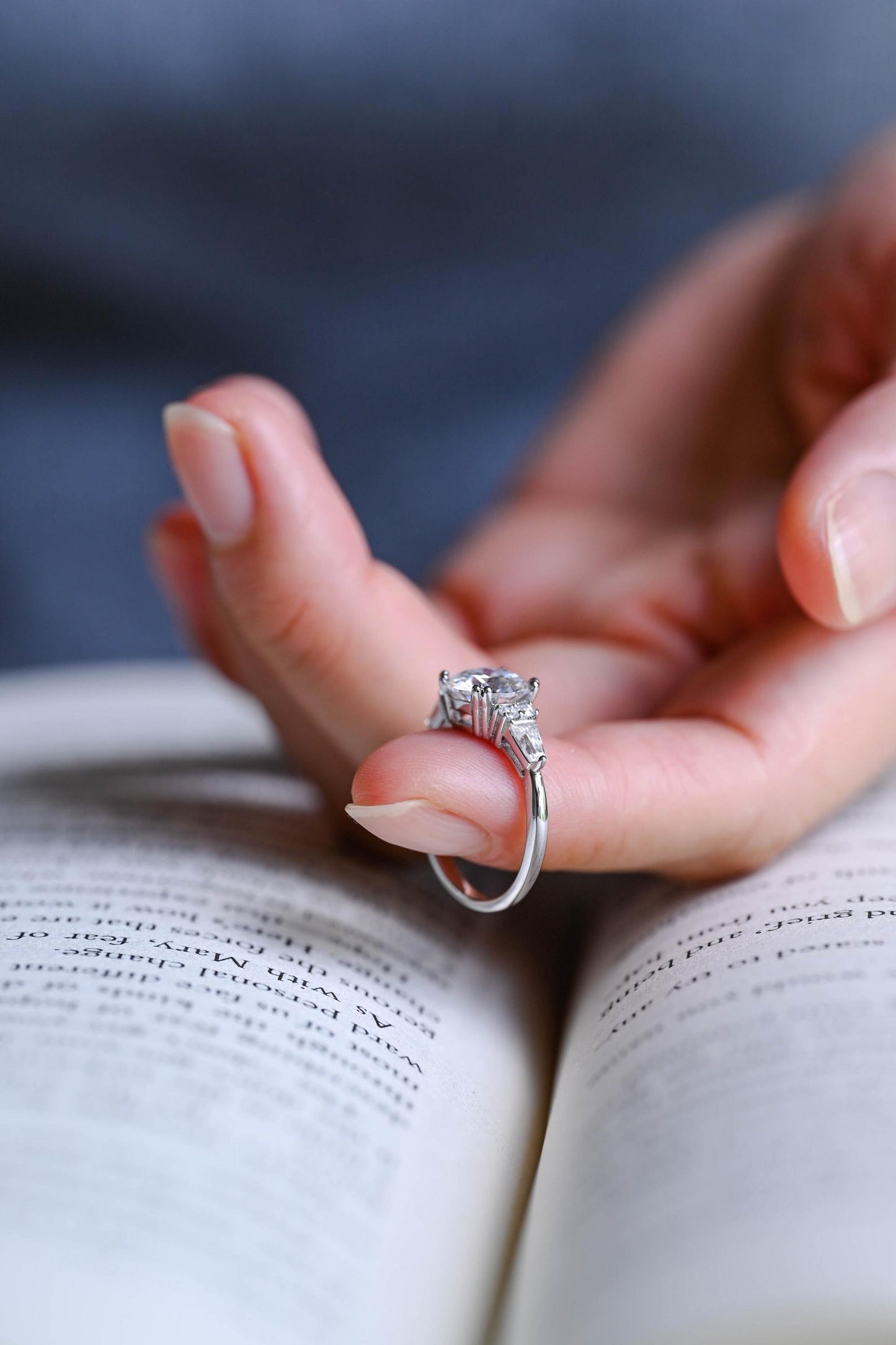 1.5 CT Round Cut Three Stone Moissanite Engagement Ring