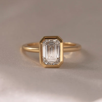 2.0 CT Emerald E/VS1 CVD Diamond Bezel Style Engagement Ring