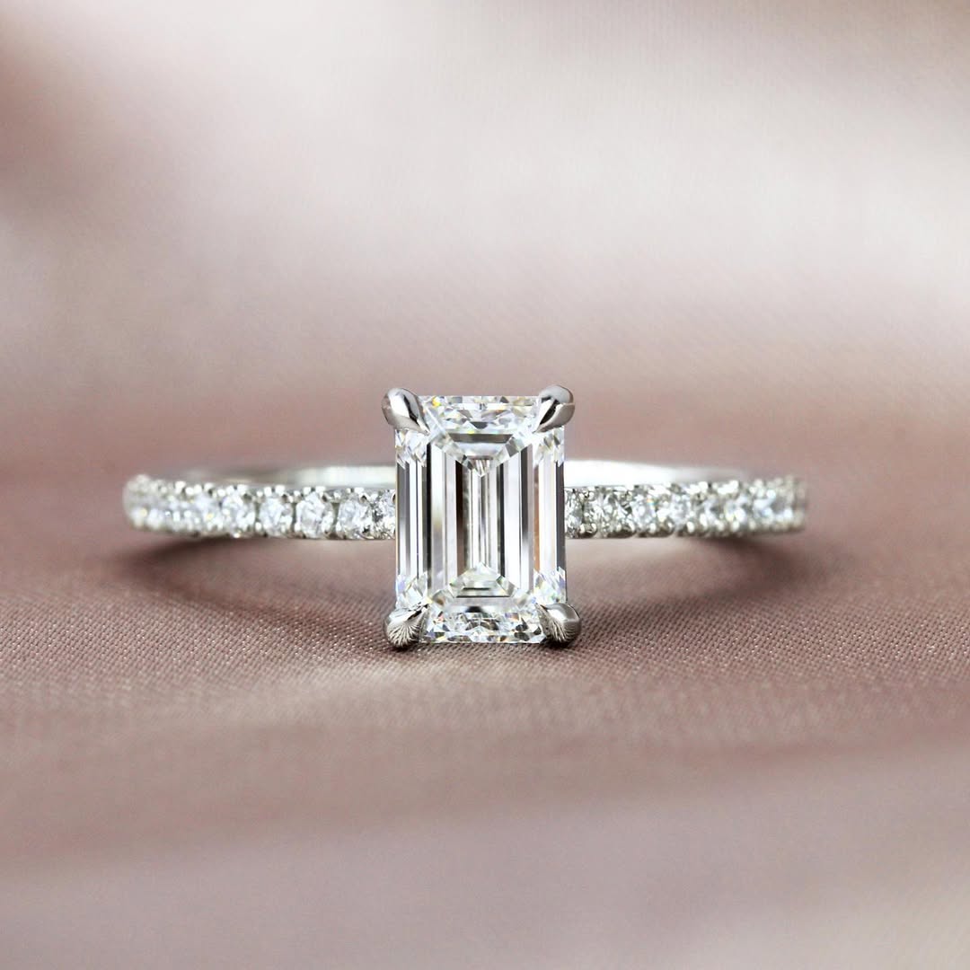 1.0 CT Emerald E/VVS2 CVD Diamond Pave Style Engagement Ring