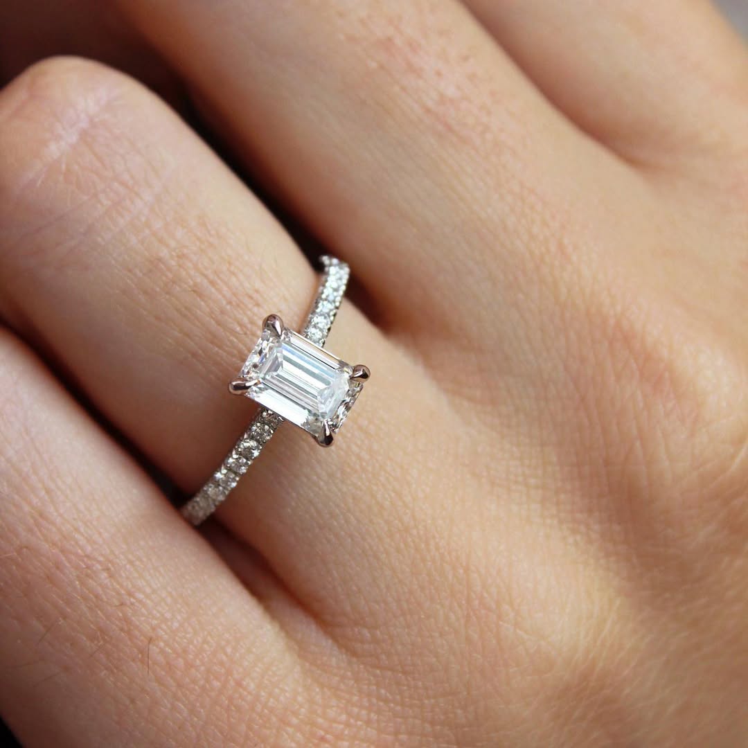 1.0 CT Emerald E/VVS2 CVD Diamond Pave Style Engagement Ring