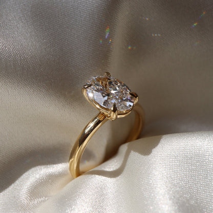Eleanor- 3.0 CT Oval Solitaire Moissanite Ring