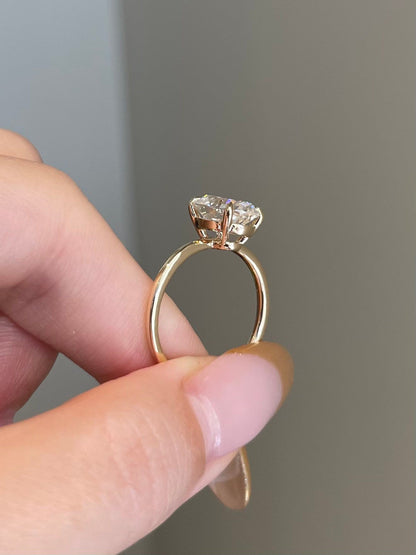 Alexander- 3.0 CT Oval Solitaire Moissanite Ring