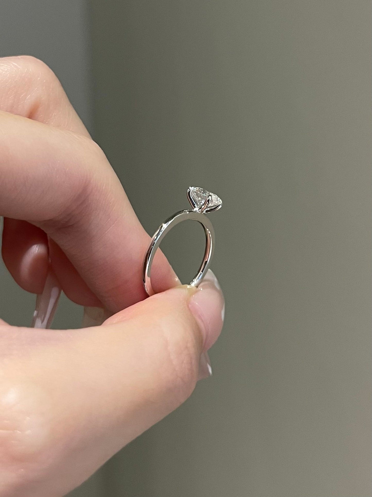 Henry- 1.0 CT Oval Solitaire Moissanite Ring