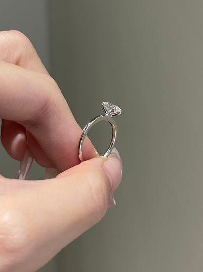 Henry- 1.0 CT Oval Solitaire Moissanite Ring
