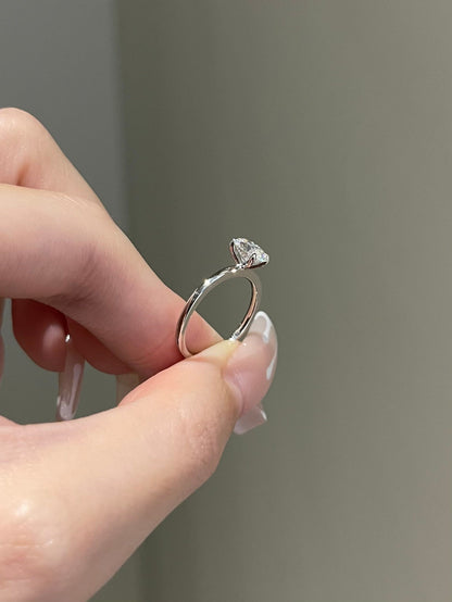 Henry- 1.0 CT Oval Solitaire Moissanite Ring