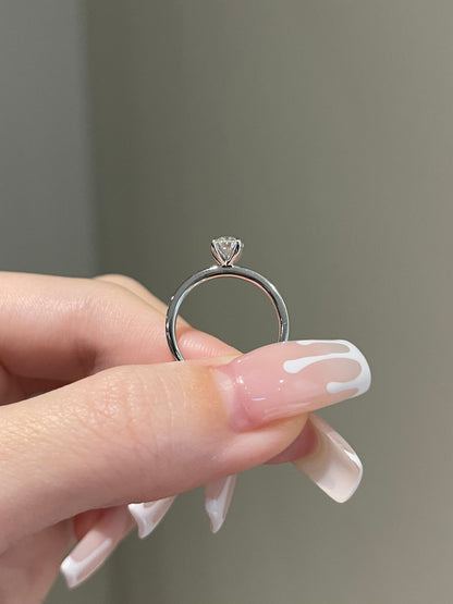 Henry- 1.0 CT Oval Solitaire Moissanite Ring