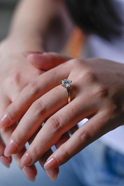 1.0 CT Round Cut Solitaire Moissanite Engagement Ring