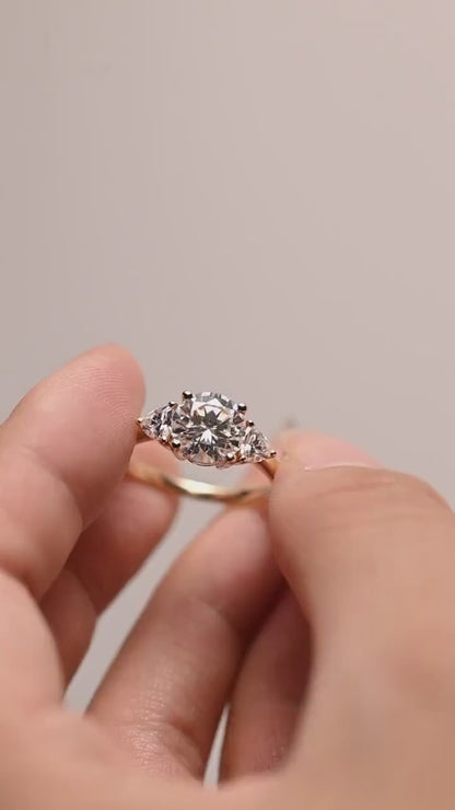 1.0 CT Round Cut Three Stone Moissanite Engagement Ring